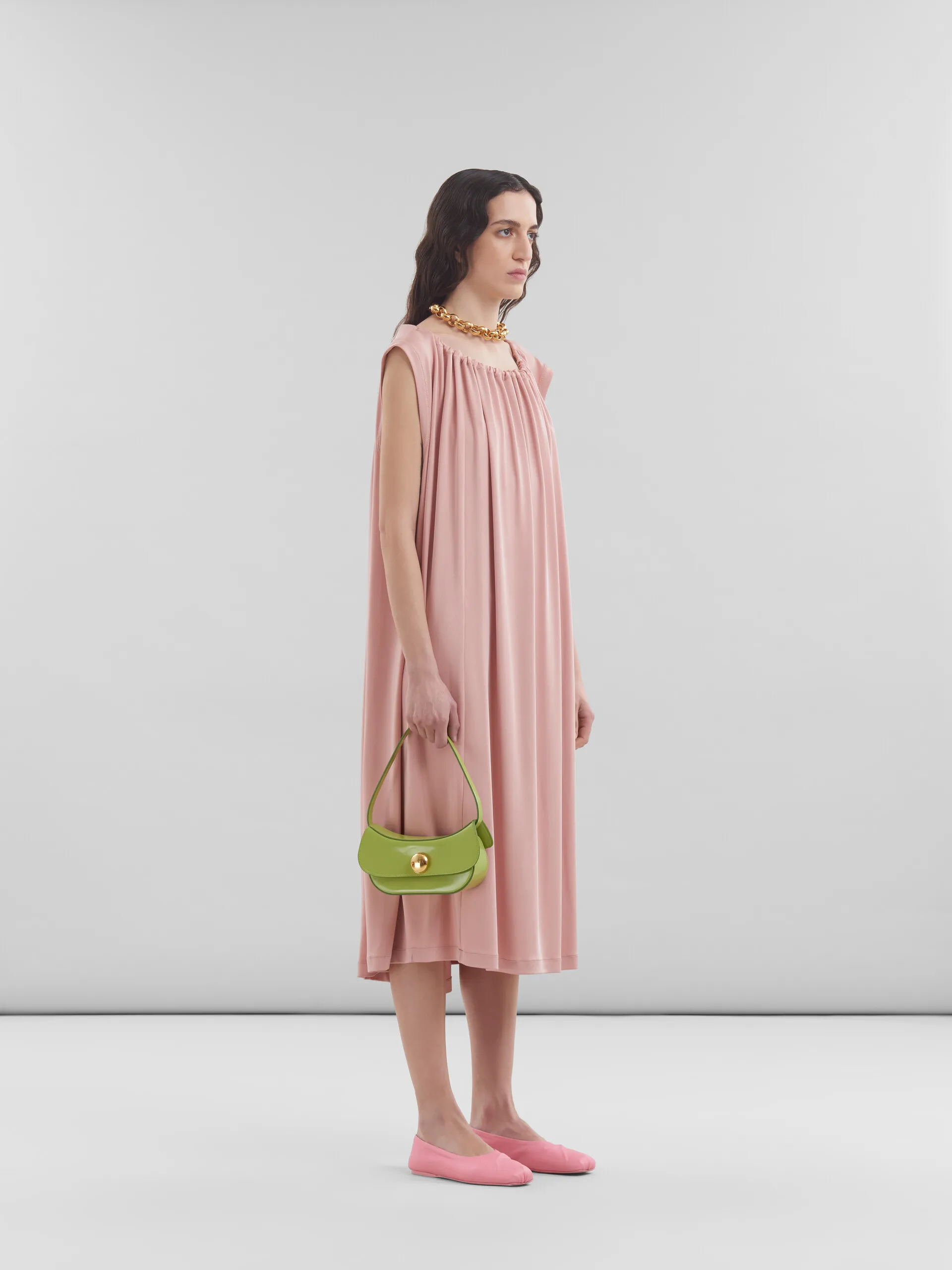 Abito in jersey elasticizzato rosa con collo arricciato