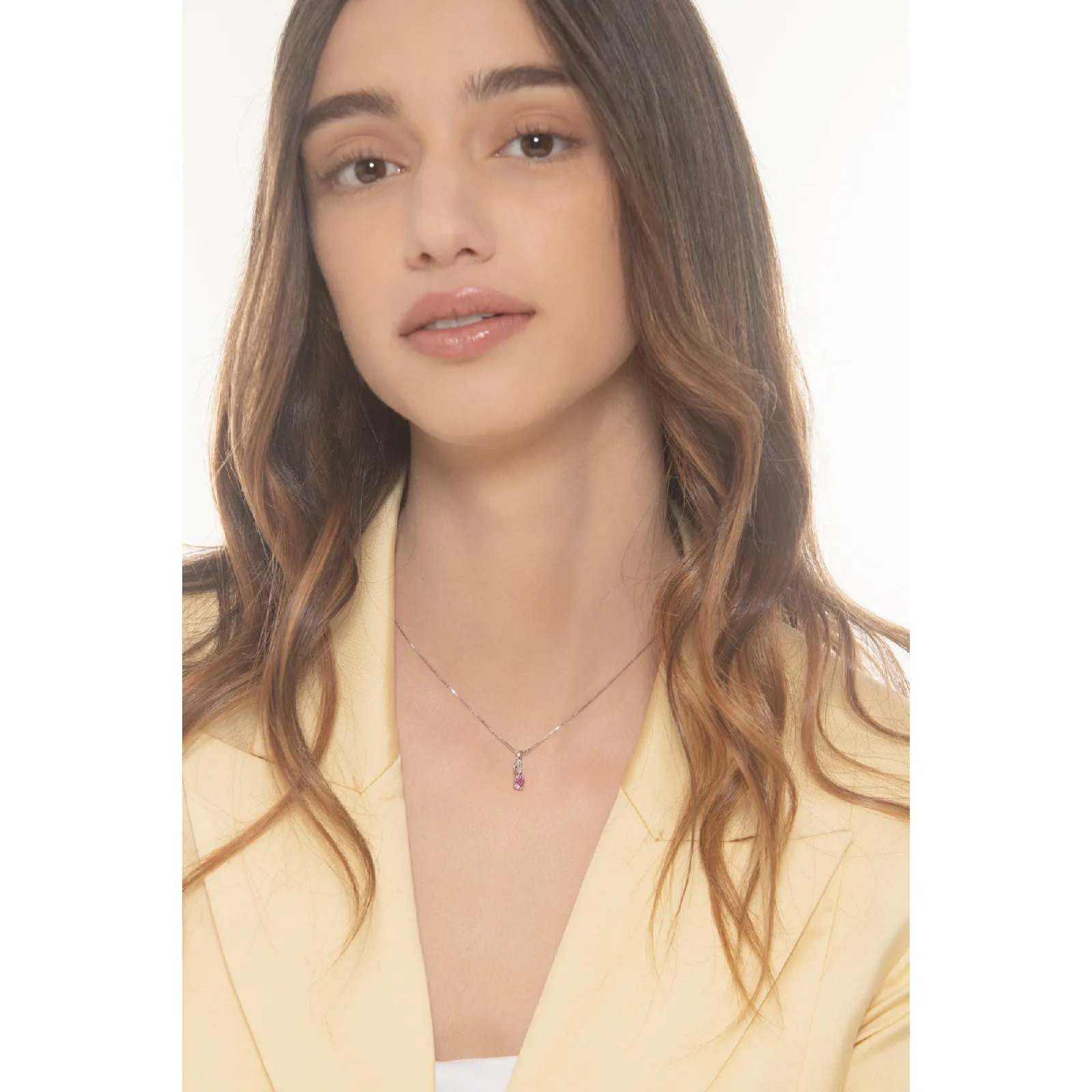 Collana con pendente in oro bianco 18k con zaffiro rosa ovale e diamanti